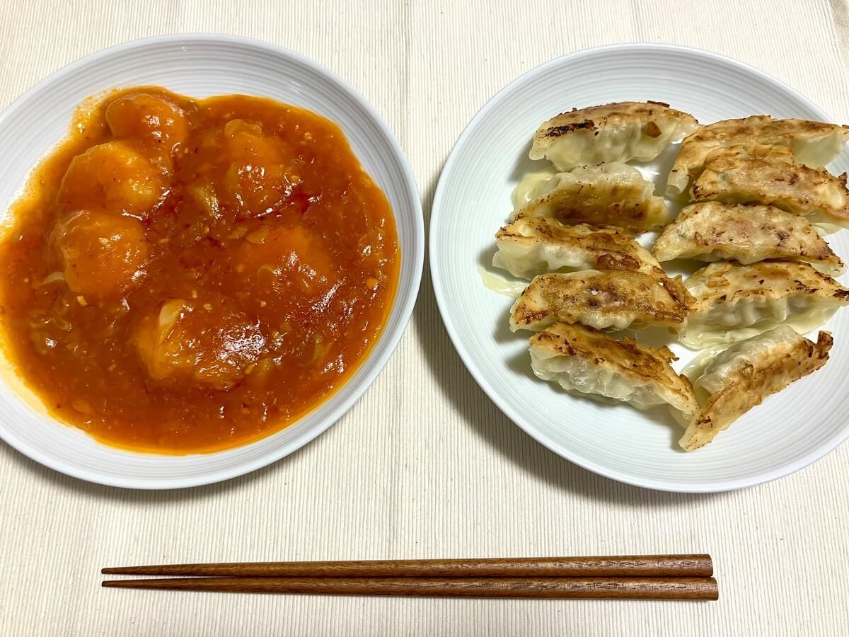コープデリの「プリッとした大海老のチリソース煮」と「香港ギョーザ」を盛り付けた状態(完成イメージ)