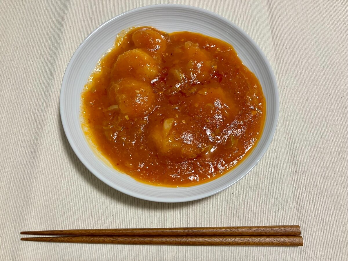 コープデリの大海老のチリソース煮を湯煎してお皿に盛り付けた状態(完成イメージ)