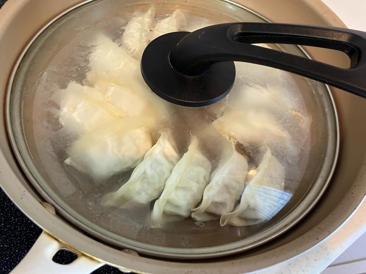 コープデリ本格中華セットの香港ギョーザを焼いたあと水を加えて蒸し焼きにしている様子