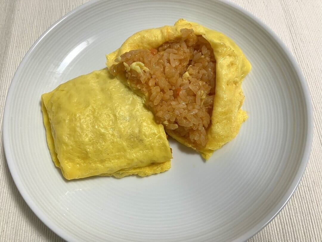 コープデリ冷凍オムライスの中身（卵の中のチキンライス）