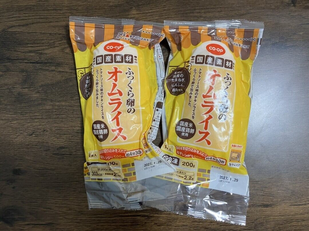 コープデリ冷凍オムライスのパッケージ（電子レンジ調理可能な商品）