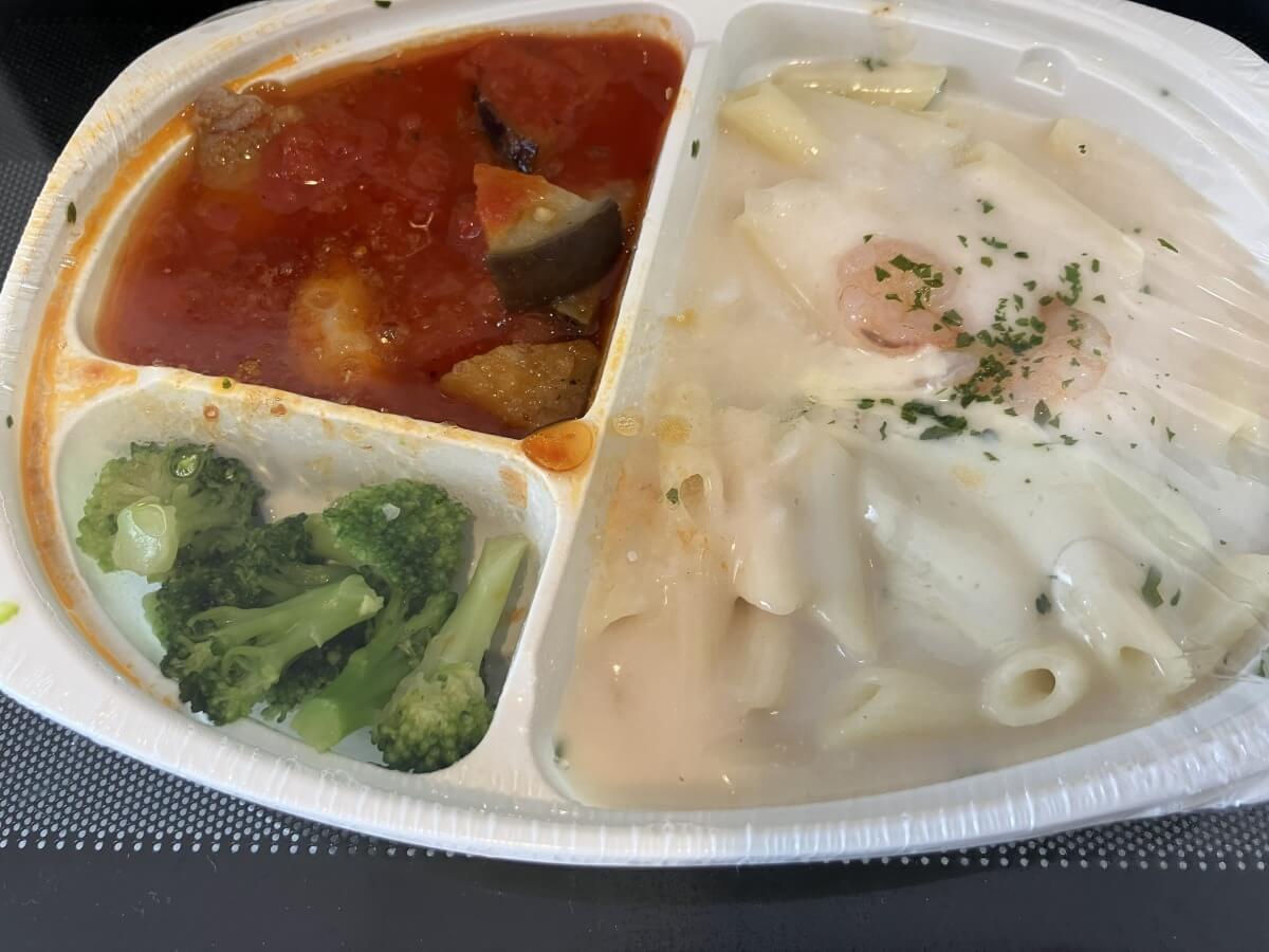 レンジで温めたえびペンネグラタン＆鶏肉のトマトソース煮セット（アップ）