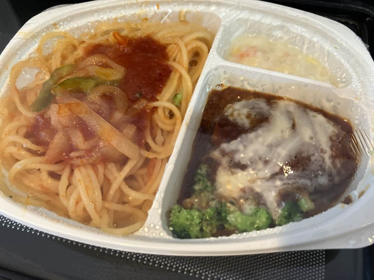 レンジで温めたナポリタン＆デミグラスハンバーグセット（アップ）