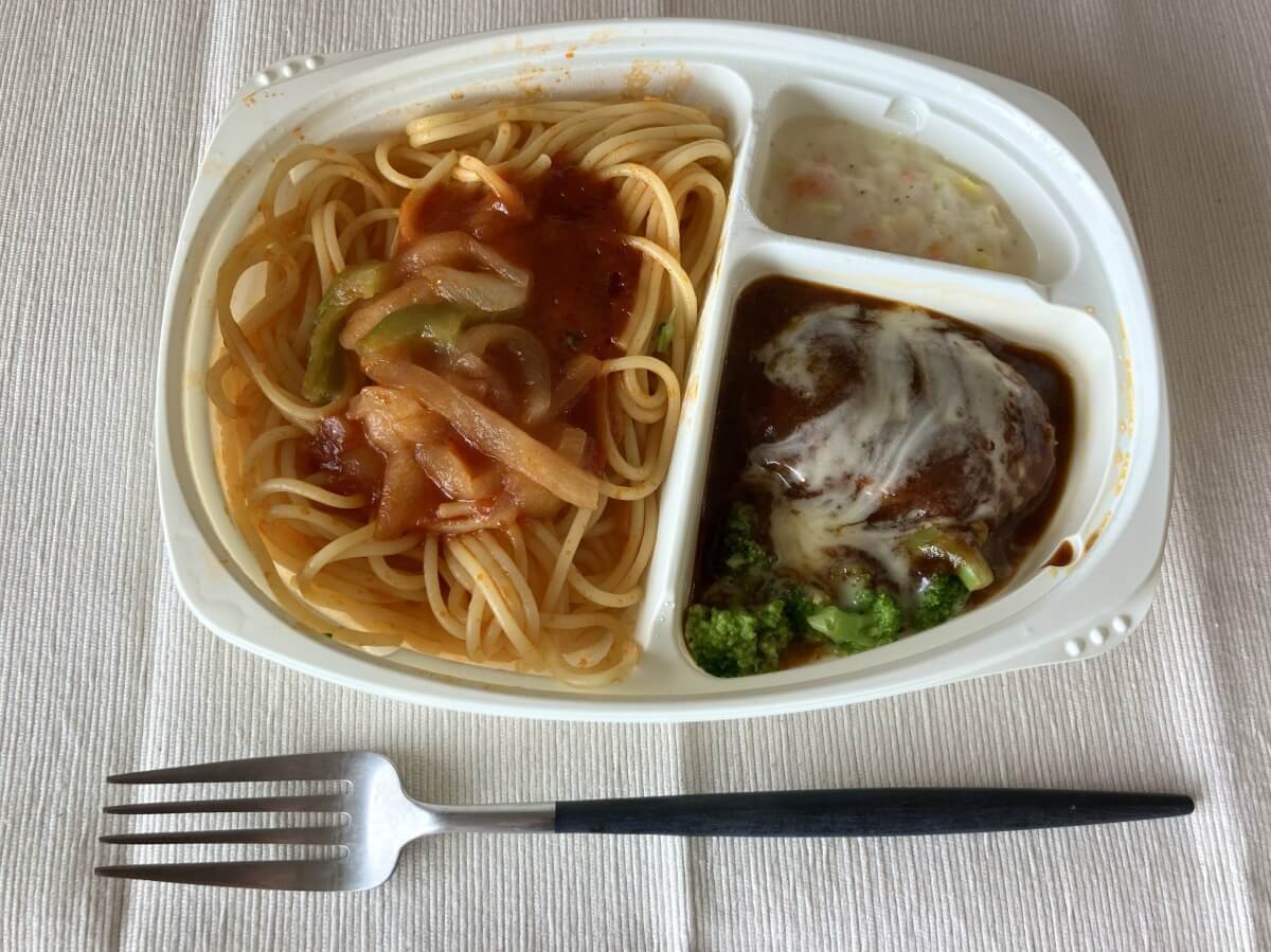 レンジで温めたナポリタン＆デミグラスハンバーグセット