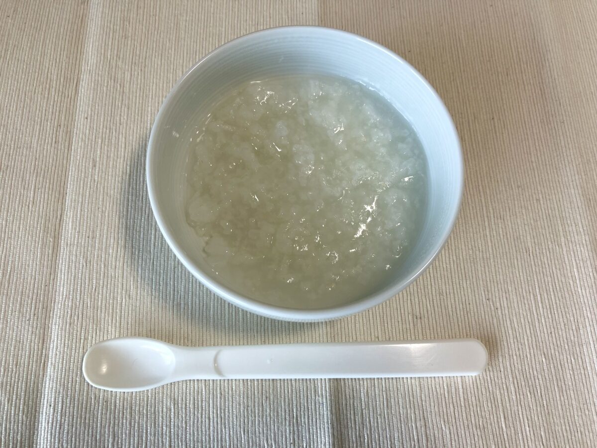 コープデリの白がゆを温めてお皿に盛り付けた様子