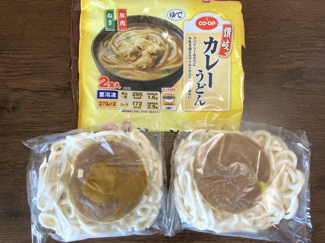 コープデリ讃岐カレーうどんの冷凍状態（麺とカレーつゆ）