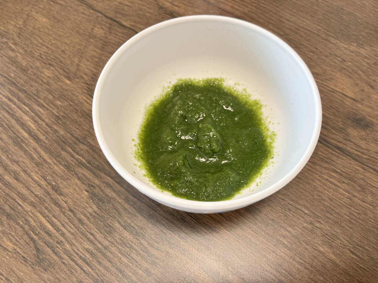 コープデリの冷凍ほうれん草ペーストを解凍してお皿に盛り付けた離乳食