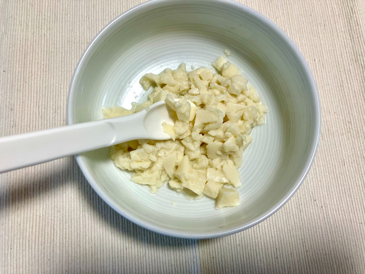 コープデリ国産大豆カット絹豆腐を離乳食スプーンでつぶしている様子