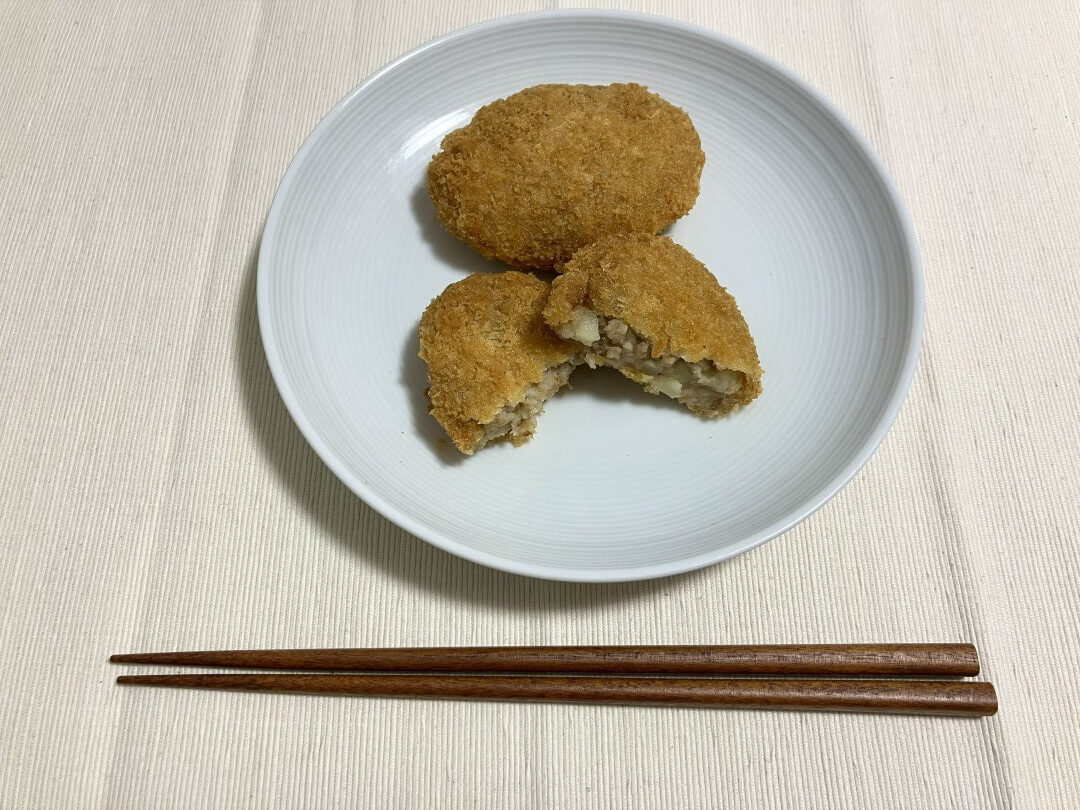 コープデリの牛肉コロッケを調理してお皿に盛り付けた状態