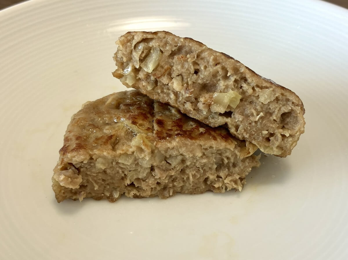 コープデリのハンバーグの断面（肉感がしっかりわかる）