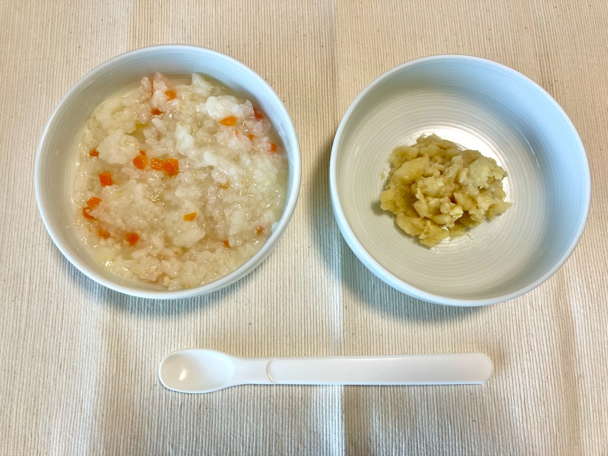 コープデリ4種の国産野菜と大豆のおかゆに、さつまいもとバナナのきんとんを添えた離乳食